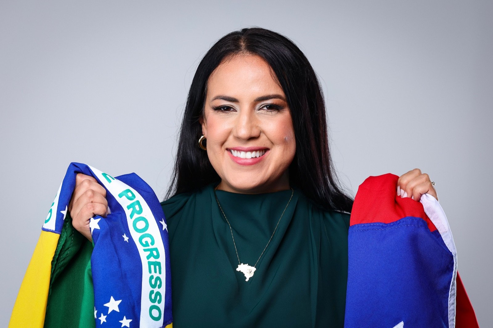 Talita Oliveira com as bandeiras do Brasil e da Bahia sobre os ombros